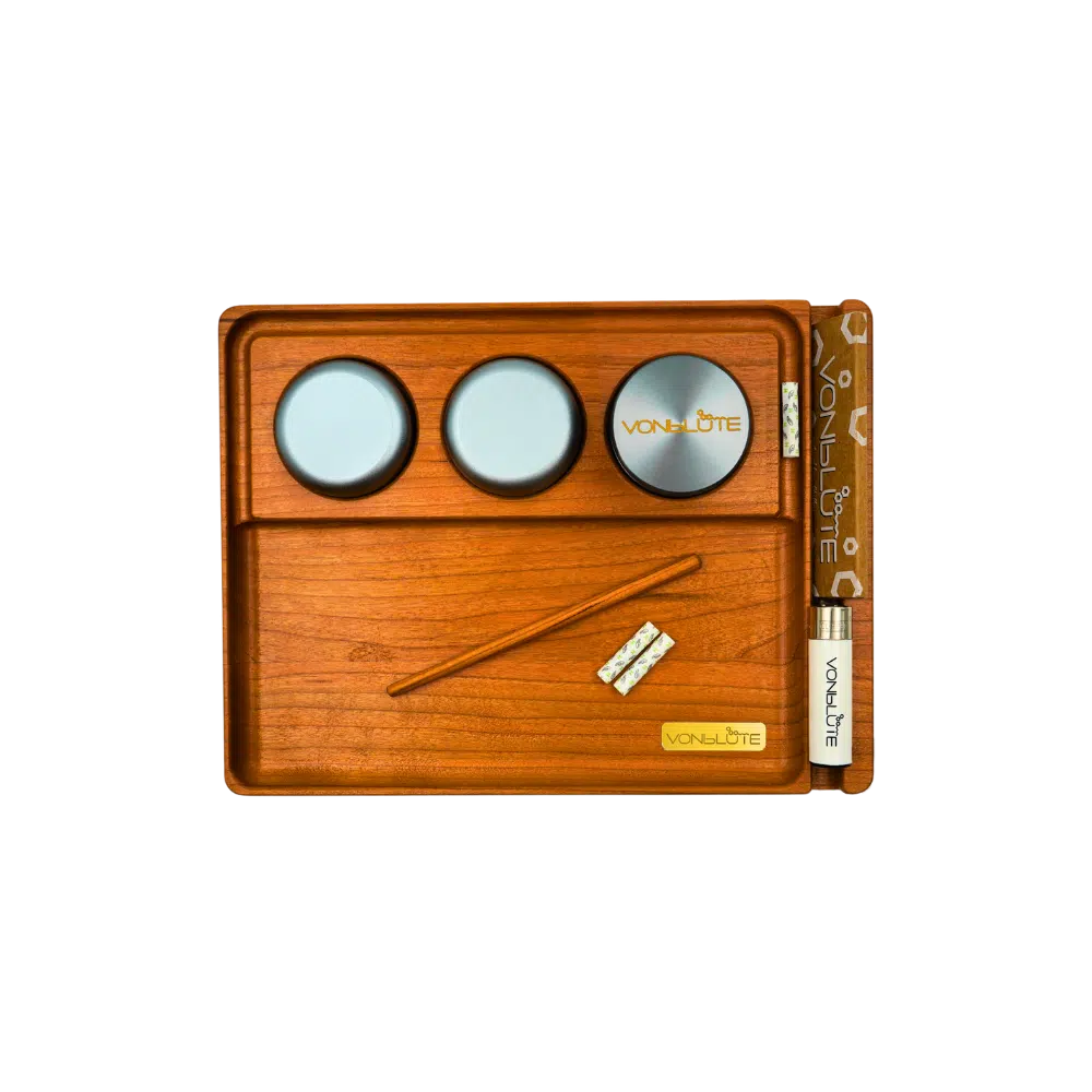 Rolling Tray Konfigurator Chill One Produktbild. Rolling Tray aus Nussbaum oder Kirschholz Konfigurierbares Design-Rolling Tray von VONbLÜTE® mit präzisen Fächern für Zubehör