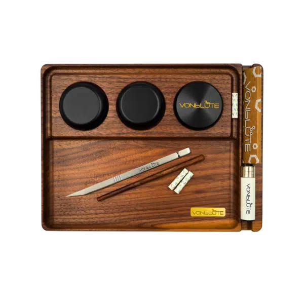Chill One Luxury Set – Freigestelltes Produktbild des minimalistischen Rolling Trays aus edlem Kirsch- oder Nussbaumholz, mit Premium-Accessoires.