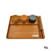 Chill One Premium Set – Frontansicht mit großem VONbLÜTE Grinder und zwei geruchsdichten Aufbewahrungsgläsern mit Holzdeckel, eingebettet in ein edles Rollingtray aus Rohholz