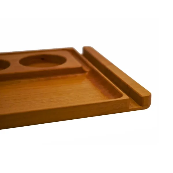 Rolling Tray Chill One Essential Set – Detailaufnahme der linken Seite mit Fokus auf Fräsungen, Holzmaserung und präzise verarbeitete Fächer