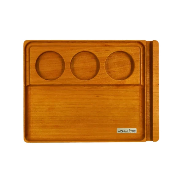 Rolling Tray Chill One Essential Set – leere Draufsicht auf das Rollingtray mit integrierten Fächern, eleganter Linienführung und seidenmatter Holzoberfläche