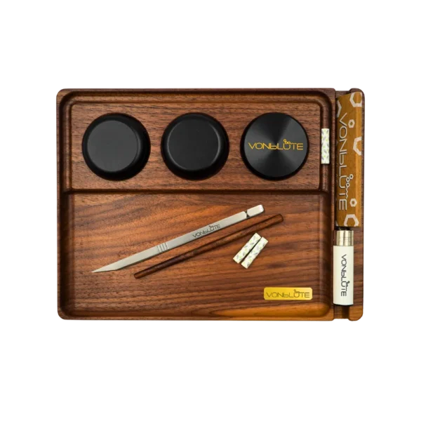 Rolling Tray Chill One Luxury Set – Freigestelltes Produktbild des Rolling Trays aus edlem Nussbaumholz, mit Premium-Accessoires.