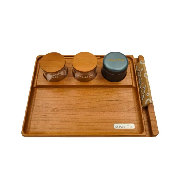 Rolling Tray Chill One Premium Set – Frontansicht mit großem VONbLÜTE Grinder und zwei geruchsdichten Aufbewahrungsgläsern mit Holzdeckel, eingebettet in ein edles Rolling Tray massivem Holz.