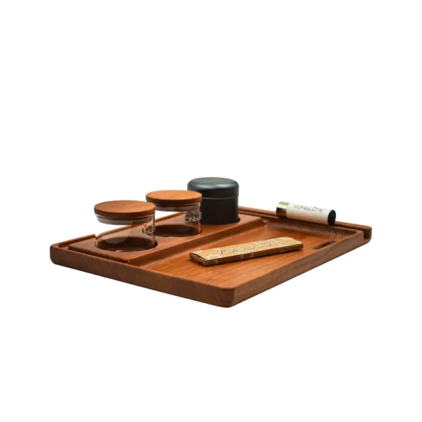 Rolling Tray Chill One Premium Set – linke Seitenansicht mit Fokus auf Holzstruktur, Gläser mit Holzdeckel und VONbLÜTE Grinder