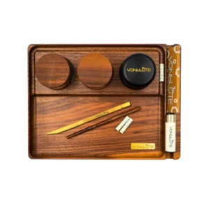 Rolling Tray Chill One Signature Set – Freigestelltes Produktbild des Rolling Trays aus edlem Nussbaumholz, mit vergoldeten Accessoires, Clipper Feuerzeug, King Size Papers, Glasbehältern mit Holzdeckel und großem Grinder.