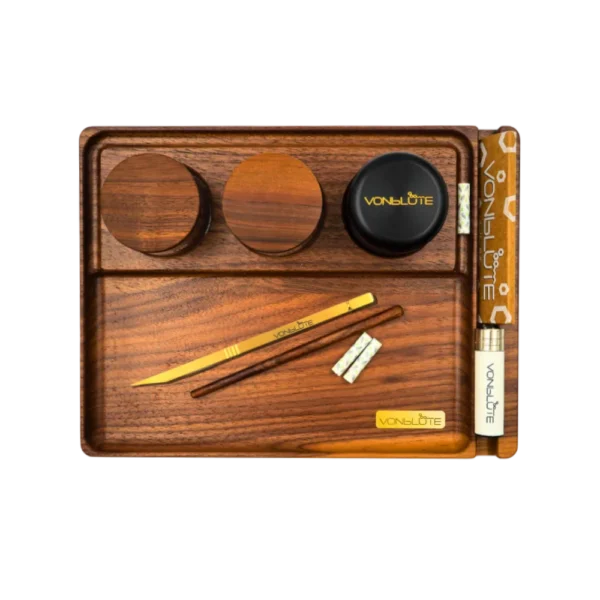 Rolling Tray Chill One Signature Set – Freigestelltes Produktbild des Rolling Trays aus edlem Nussbaumholz, mit vergoldeten Accessoires, Clipper Feuerzeug, King Size Papers, Glasbehältern mit Holzdeckel und großem Grinder.