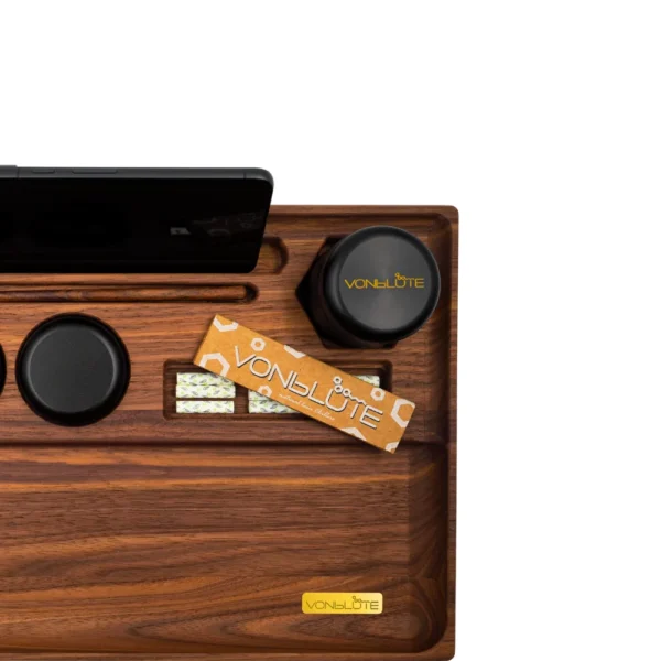 Herausgezoomte Detailaufnahme des Rolling Tray Dab ’n Roll® Luxury Sets – Fokus auf Messinglogo