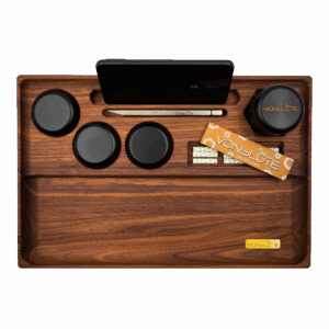 Rolling Tray Dab 'n Roll Luxury Set – Komplettansicht mit drei Aluminium-Containern, Grinder, Holztool, Edelstahlt-Tool und Messinglogo