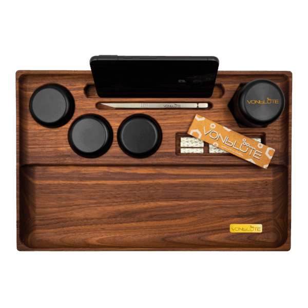 Rolling Tray Dab 'n Roll Luxury Set – Komplettansicht mit drei Aluminium-Containern, Grinder, Holztool, Edelstahlt-Tool und Messinglogo