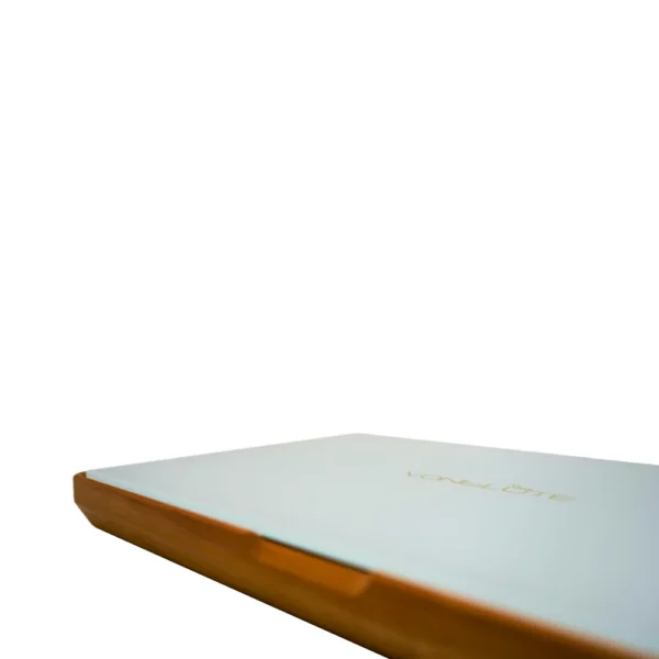 Detailaufnahme der rechten Außenseite des Rolling Tray Dab ’n Roll® XT Essential Sets im geschlossenen Zustand, aus der Perspektive von links, mit Fokus auf das Design und die Oberseite
