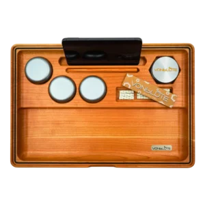 Rolling Tray Dab ’n Roll XT Essential Set – Komplettansicht des Kirschholz Rolling Trays mit grundlegender Ausstattung, und Handyhalterung