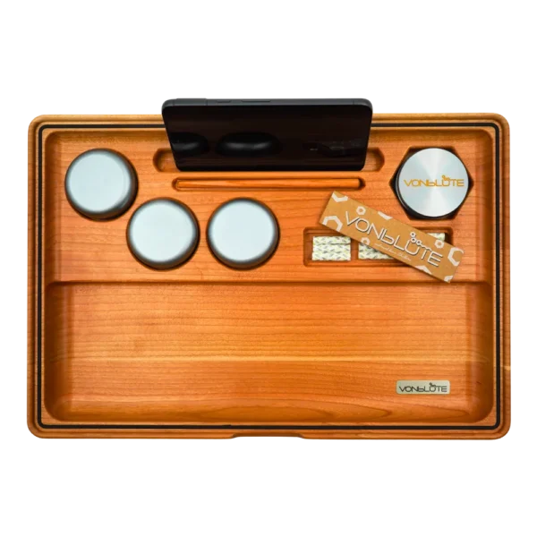 Rolling Tray Dab ’n Roll XT Essential Set – Komplettansicht des Kirschholz Rolling Trays mit grundlegender Ausstattung, und Handyhalterung