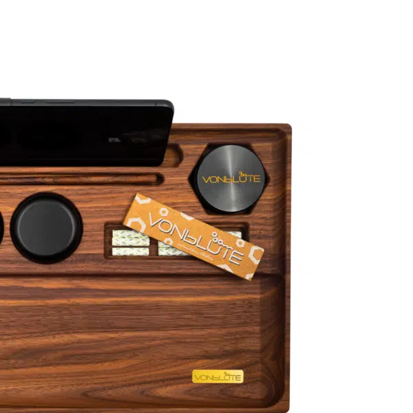 Detailaufnahme des Dab ’n Roll® Signature Sets mit Fokus auf Storage-Behälter und Zubehörfächer