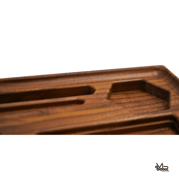 Detailansicht des Dab ’n Roll® Signature Sets – Fächer mit Handyhalterung, Tool-Fach und sechseckigem Grinder-Fach