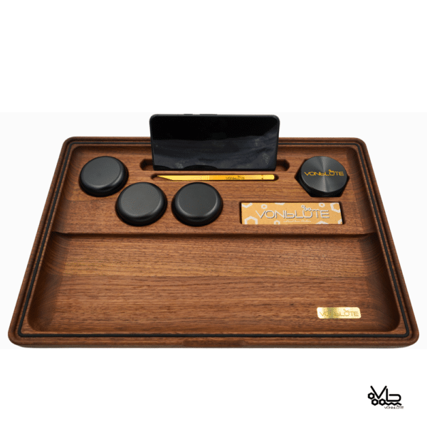 Frontalansicht des Dab ’n Roll® XT Signature Sets mit Nussholz, Smellproof Storage und Zubehör