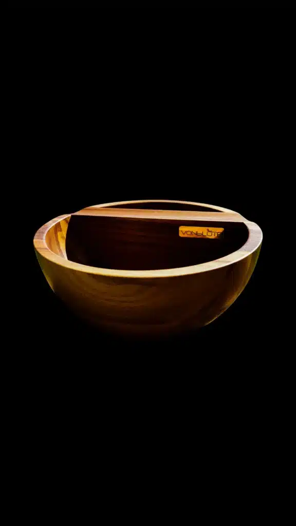 The Bowl by VONbLÜTE® – Hochwertige Mischeschale aus Nussbaumholz mit Anrichte-Steg & elegantem Schachbrettmuster.