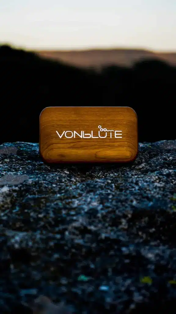 Handgefertigtes Vapetui® aus edlem Nussbaumholz mit vergoldetem Logo, vereint zeitloses Design mit futuristischer Ästhetik – ein Meisterwerk von VONbLÜTE.