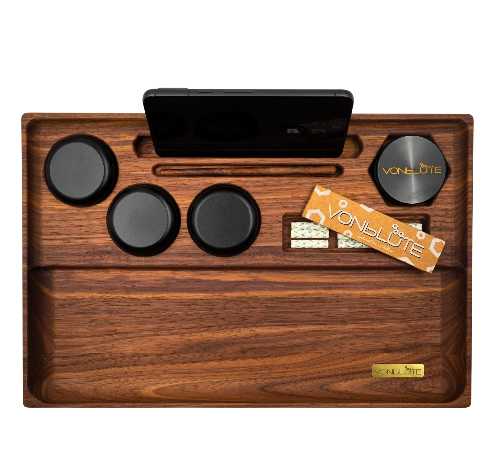 Premium Rolling Tray aus Holz – VONbLÜTE Dab 'n Roll® | Handgefertigt aus Kirsch- oder Nussbaumholz mit präzisen Ablagen für Papers, Filter & Grinder.