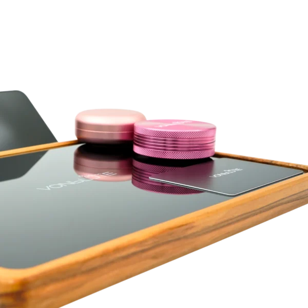 Rolling Tray Float Black Edition Pink von VONbLÜTE aus Nussbaumholz mit schwarzem Glaseinsatz, von links Floating Effekt Detail