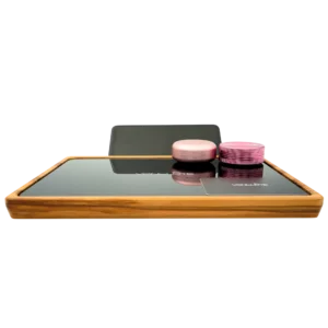 Rolling Tray Float Black Edition Pink by VONbLÜTE® aus Holz – Hauptansicht mit schwarzer Glasfläche, Handy, pinkem Grinder, pinkem Storage und VB Card