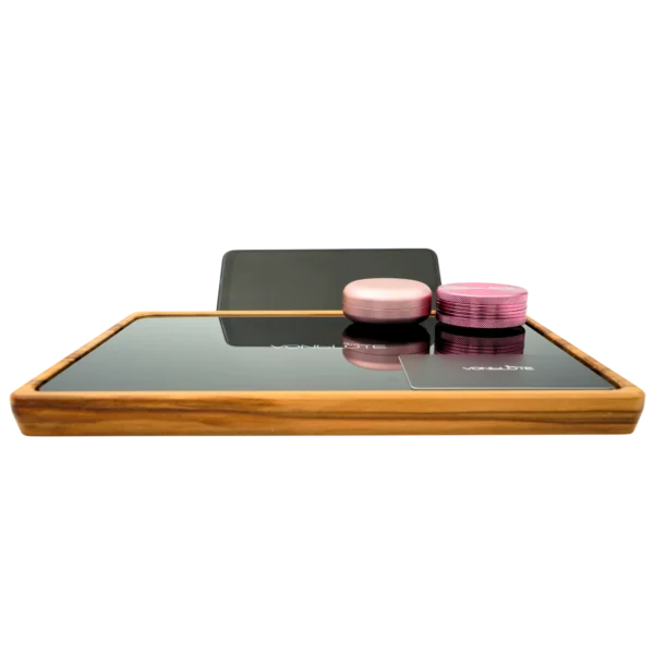 Rolling Tray Float Black Edition Pink by VONbLÜTE® aus Holz – Hauptansicht mit schwarzer Glasfläche, Handy, pinkem Grinder, pinkem Storage und VB Card
