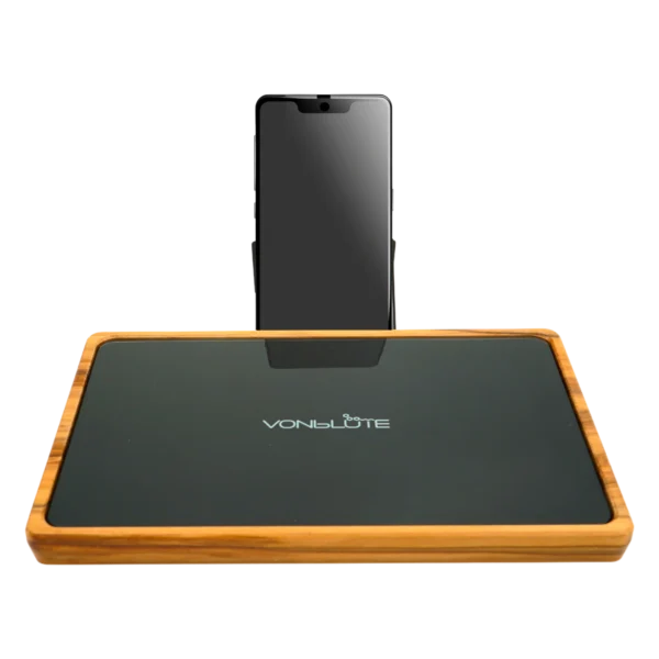 Rolling Tray Float Black Edition Pink von VONbLÜTE aus Nussbaumholz mit schwarzem Glaseinsatz, leer von vorne mit Handy.