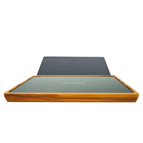 Rolling Tray Float Black Edition Pink von VONbLÜTE aus Nussbaumholz mit schwarzem Glaseinsatz, leer von vorne mit Tablet Videofunktion.