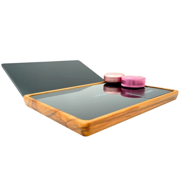 Rolling Tray Float Black Edition Pink von VONbLÜTE aus Nussbaumholz mit schwarzem Glaseinsatz, Handy, Grinder, Dose und Karte. Ansicht von links