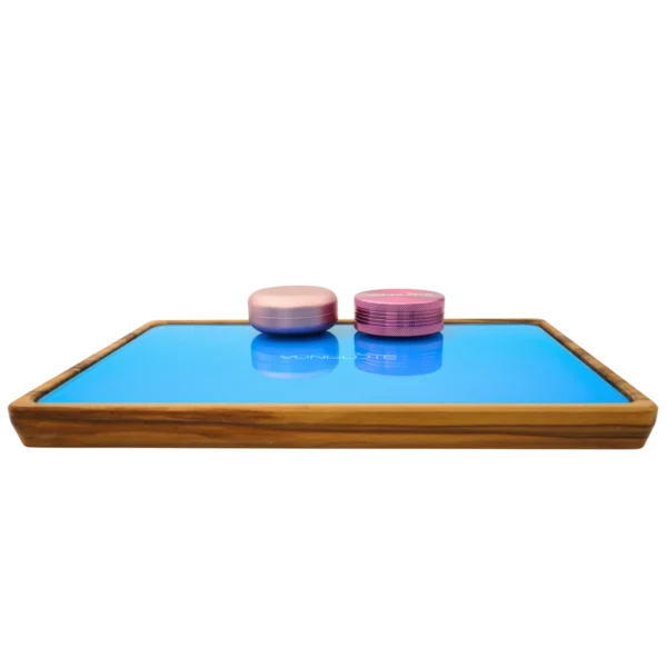 Rolling Tray Float Skyblue Edition Pink von VONbLÜTE aus Nussbaumholz mit pinkem Glaseinsatz, pinkem Grinder, pinker Dose von vorne mittig.