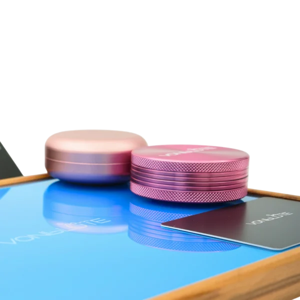 Rolling Tray Float Skyblue Edition Pink von VONbLÜTE aus Nussbaumholz mit hellblauem Glaseinsatz, von links nah Floating Effekt Detail