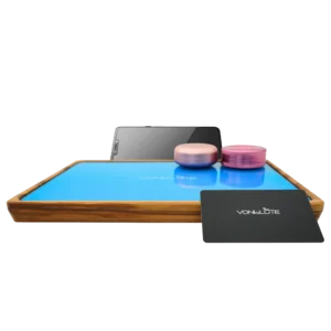 Rolling Tray Float Skyblue Edition Pink von VONbLÜTE aus Nussbaumholz mit hellblauem Glaseinsatz, Tablet, Grinder, Dose und Karte. Frontalansicht