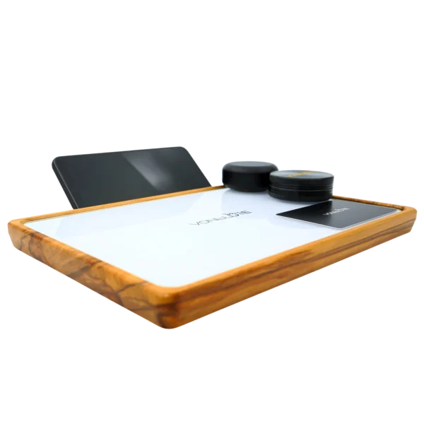 Rolling Tray Float Weiß Edition Black von VONbLÜTE aus Nussbaumholz mit weißem Glaseinsatz, Tablet, Grinder, Dose, Plastikkarte von links Floating Effekt Detail