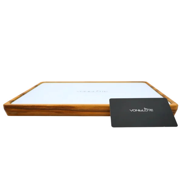 Rolling Tray Float Weiß Edition Black von VONbLÜTE aus Nussbaumholz mit weißem Glaseinsatz, von vorne mit Karte