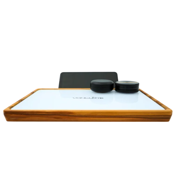 Rolling Tray Float Weiß Edition Black von VONbLÜTE aus Nussbaumholz mit weißem Glaseinsatz, Handy, schwarzem Grinder und schwarzer Dose Frontalansicht
