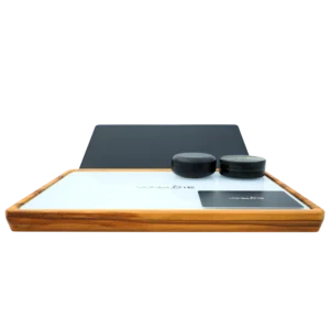Rolling Tray Float Weiß Edition Black von VONbLÜTE aus Nussbaumholz mit weißem Glaseinsatz, Tablet, schwarzem Grinder und schwarzer Dose Frontalansicht