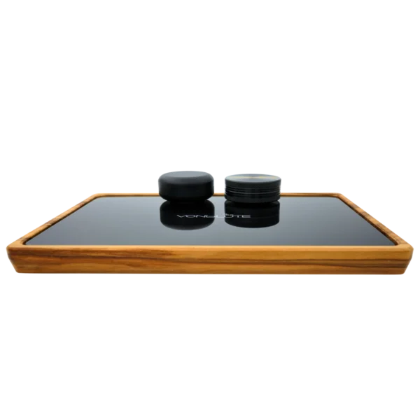 Rolling Tray Float Black Edition Black von VONbLÜTE aus Nussbaumholz mit schwarzem Glaseinsatz, von links Floating Effekt Detail