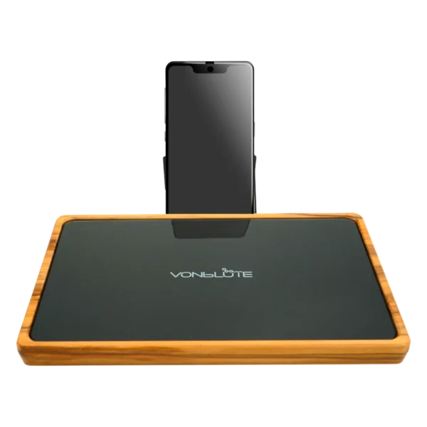 Rolling Tray Float Black Edition Black von VONbLÜTE aus Nussbaumholz mit schwarzem Glaseinsatz, leer von vorne mit Handy.