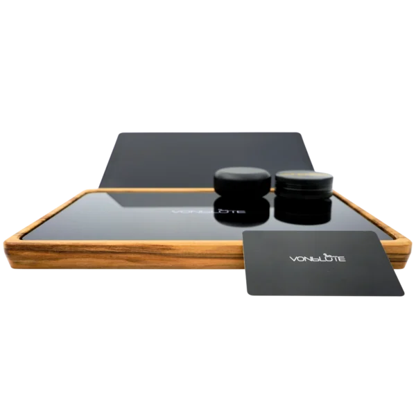Rolling Tray Float Black Edition Black aus Holz – Hauptansicht mit schwarzer Glasfläche, Handy, schwarzem Grinder, schwarzem Storage und VB Card