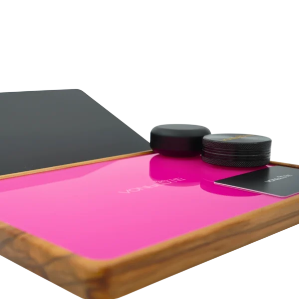 Rolling Tray Float Knockout Pink Edition Black von VONbLÜTE aus Nussbaumholz mit pinkem Glaseinsatz, leer von links Floating Effekt Detail