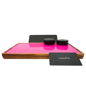 Rolling Tray Float Knockout Pink Edition Black by VONbLÜTE® – Hauptansicht mit pinkem Logo auf weißer Glasfläche, Handy, schwarzem Grinder, schwarzem Storage und VB Card