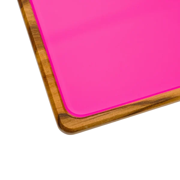 Rolling Tray Float Knockout Pink Edition Black von VONbLÜTE aus Nussbaumholz mit pinkem Glaseinsatz, Detailaufnahme Holzrahmen und Glaseinsatz.