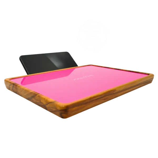 Rolling Tray Float Knockout Pink Edition Black von VONbLÜTE aus Nussbaumholz mit pinkem Glaseinsatz, leer von links mit Handy Videofunktion.