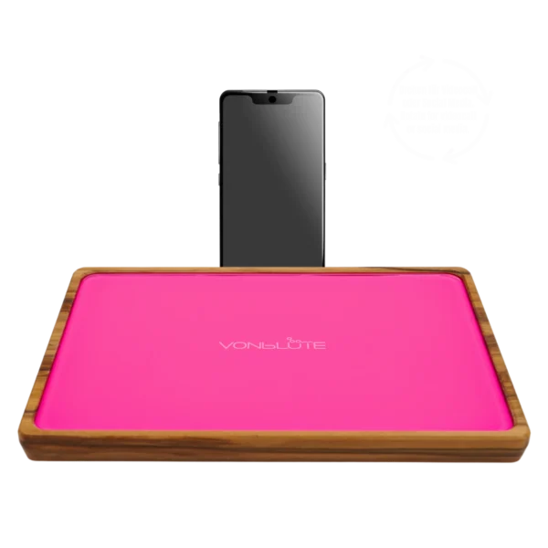 Rolling Tray Float Knockout Pink Edition Black von VONbLÜTE aus Nussbaumholz mit pinkem Glaseinsatz, leer von vorne mit Handy.
