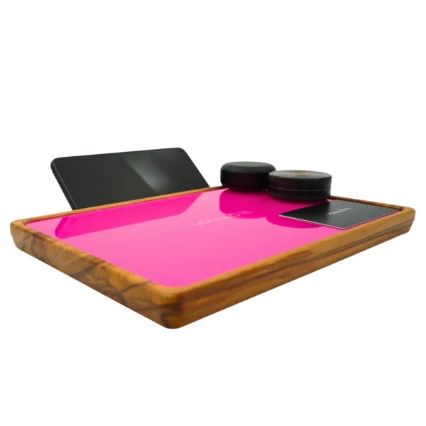 Rolling Tray Float Knockout Pink Edition Black von VONbLÜTE aus Nussbaumholz mit pinkem Glaseinsatz, darauf Grinder, Dose und Karte. Ansicht von links