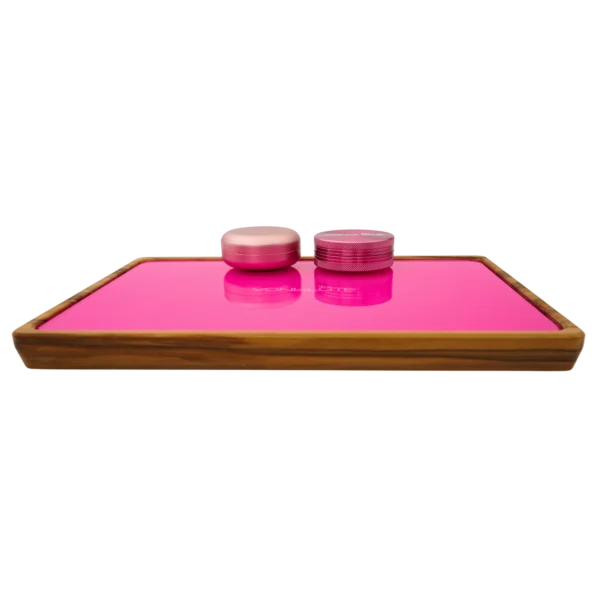 Rolling Tray Float Knockout Pink von VONbLÜTE aus Nussbaumholz mit pinkem Glaseinsatz, pinkem Grinder, pinker Dose von vorne mittig.