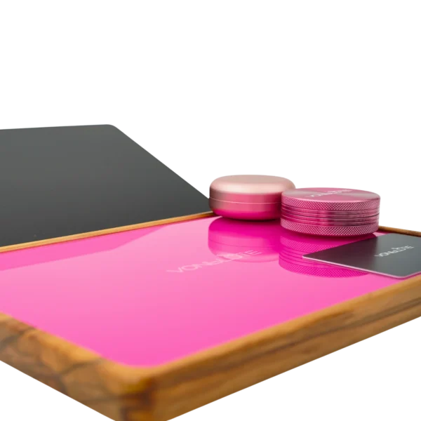 Rolling Tray Float Knockout Pink Edition Pink von VONbLÜTE aus Nussbaumholz mit pinkem Glaseinsatz, leer von links Floating Effekt Detail