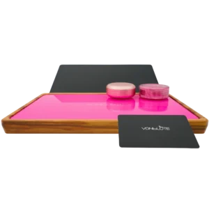 Rolling Tray Float Knockout Pink Edition Pink by VONbLÜTE – Hauptansicht mit pinker Glasfläche, Tablet, pinkem Grinder, pinkem Storage und Mischkarte, Rollig Tray aus Holz