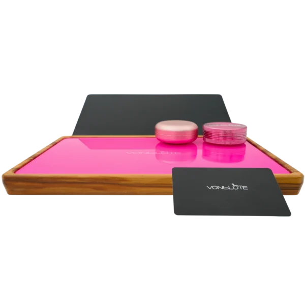 Rolling Tray Float Knockout Pink Edition Pink by VONbLÜTE – Hauptansicht mit pinker Glasfläche, Tablet, pinkem Grinder, pinkem Storage und Mischkarte, Rollig Tray aus Holz