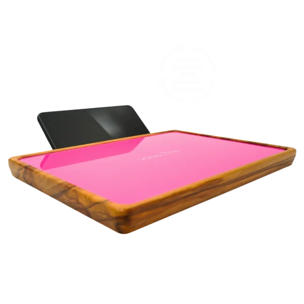 Rolling Tray Float Knockout Pink Edition Pink von VONbLÜTE aus Nussbaumholz mit pinkem Glaseinsatz, leer von links mit Handy Videofunktion.