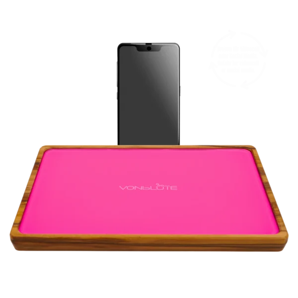 Rolling Tray Float Knockout Pink Edition Pink von VONbLÜTE aus Nussbaumholz mit pinkem Glaseinsatz, leer von vorne mit Handy für Viedeocall
